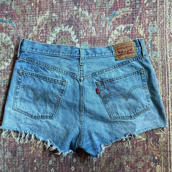 Levi’s 501 Denim Frayed Hem Women Shorts size 31 Button Fly - Picture 5 of 9